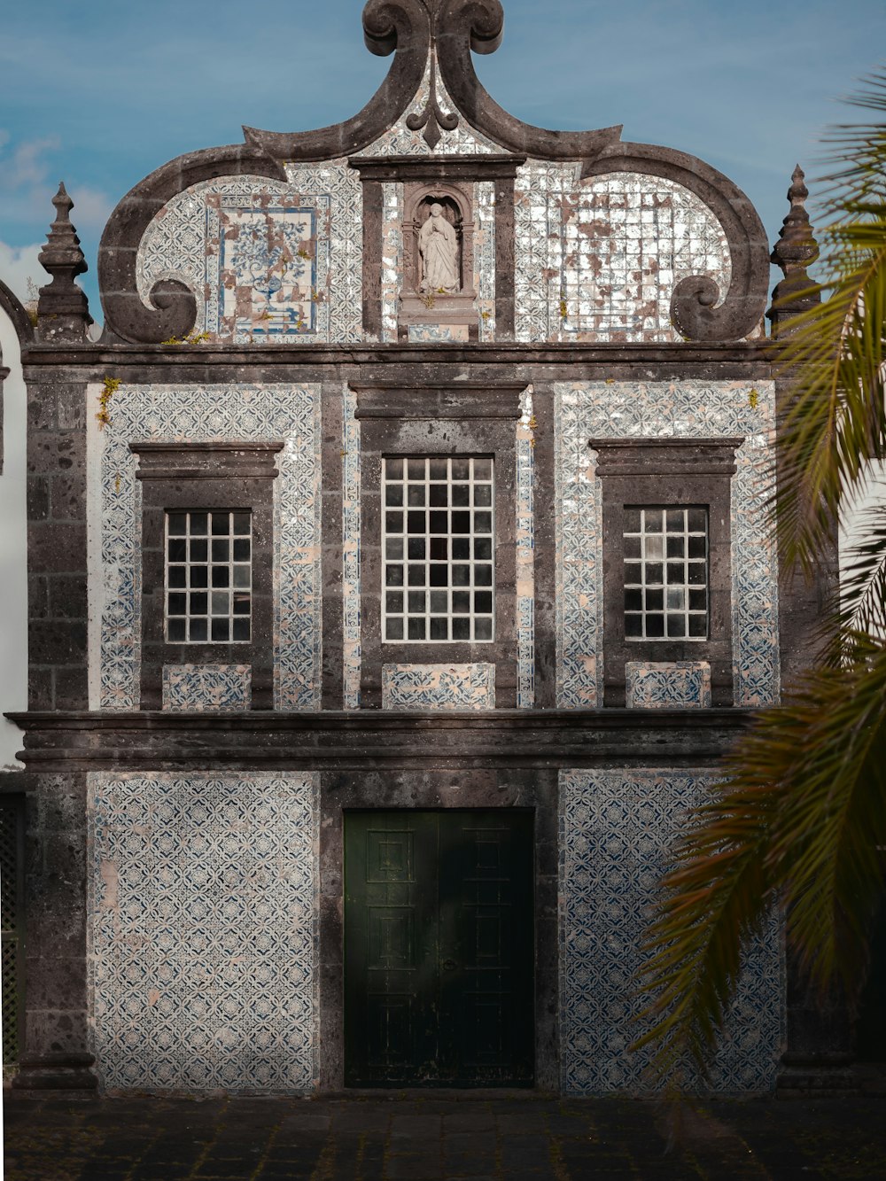 un edificio con un orologio in cima