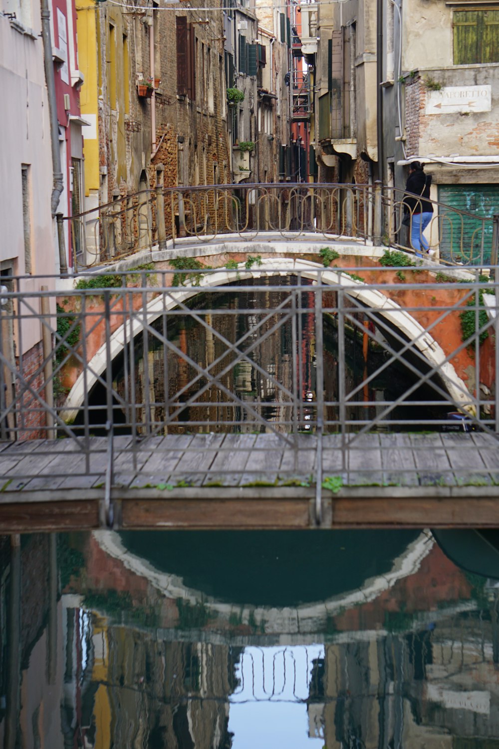 Un ponte su uno specchio d'acqua con edifici sullo sfondo