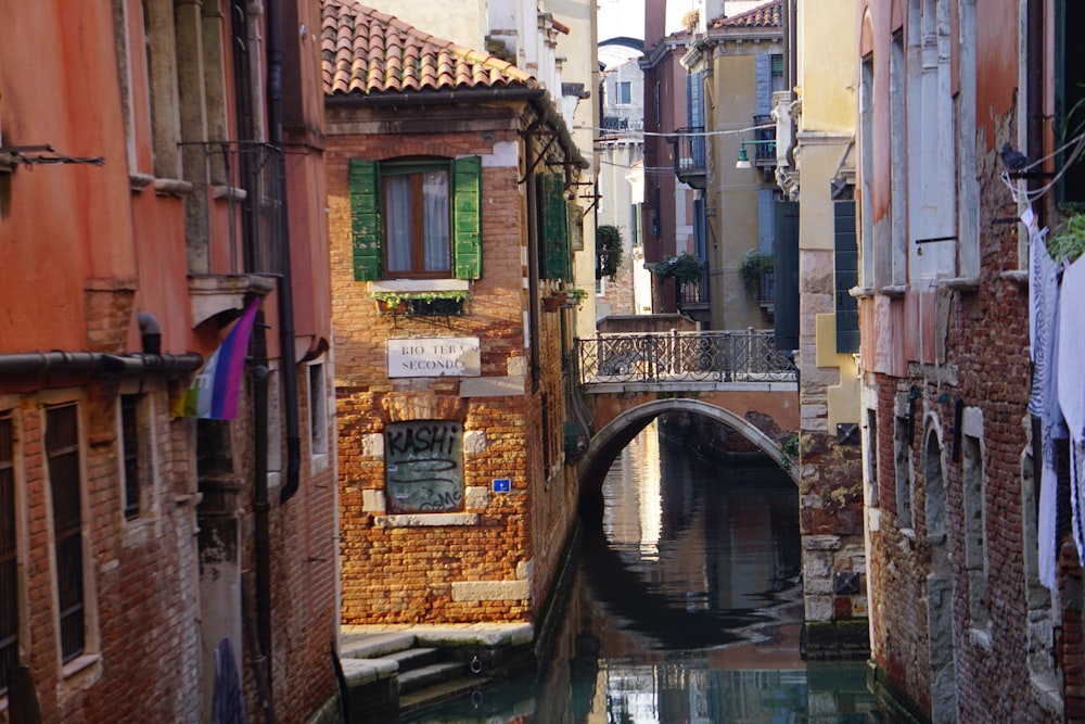 ヴェネツィアの2つの建物の間を狭い運河が走っています