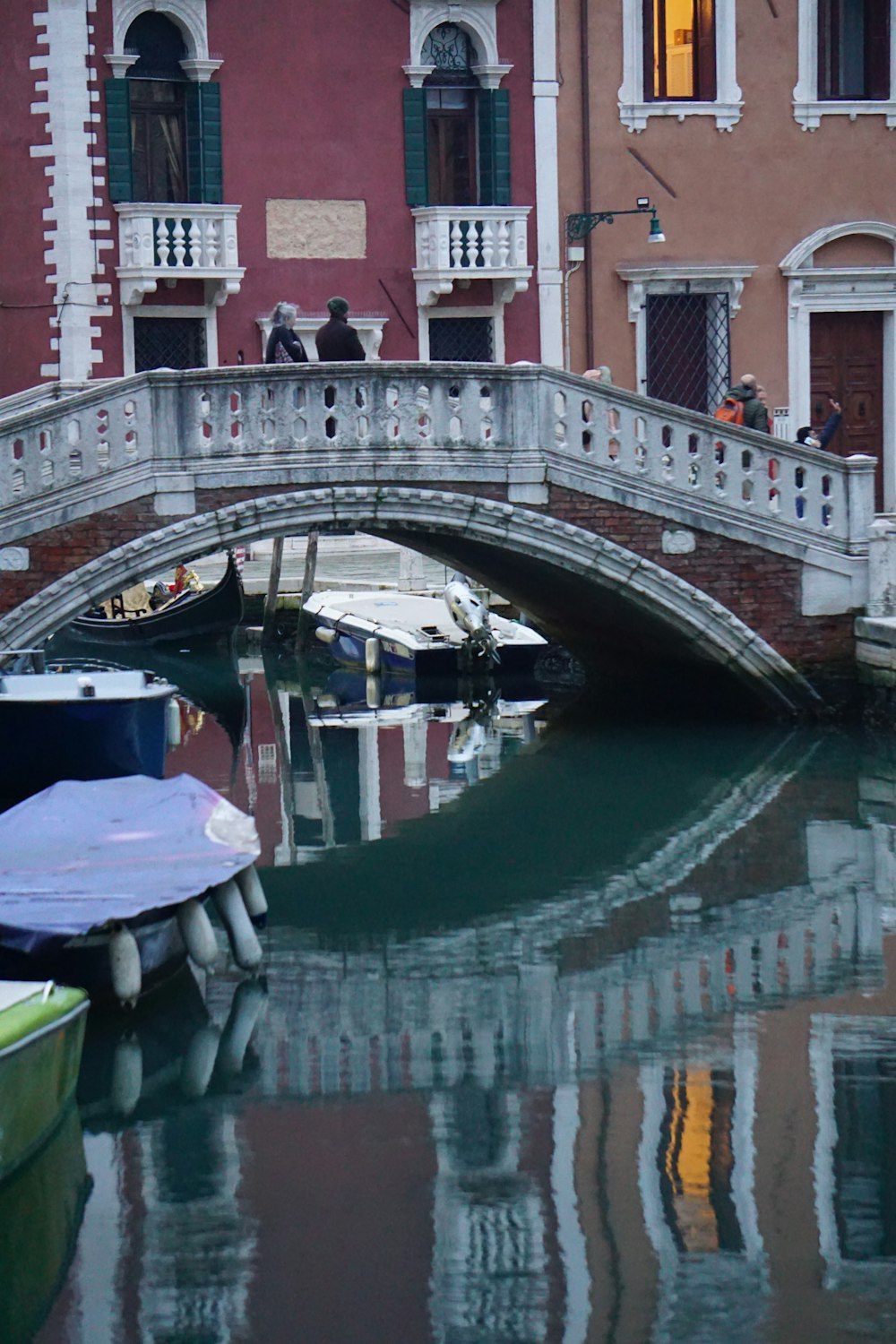 Un puente sobre un cuerpo de agua junto a edificios