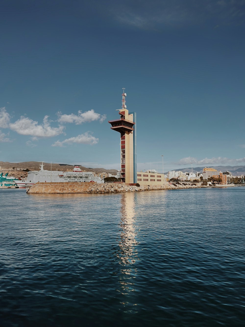 un grande specchio d'acqua con una torre dell'orologio al centro