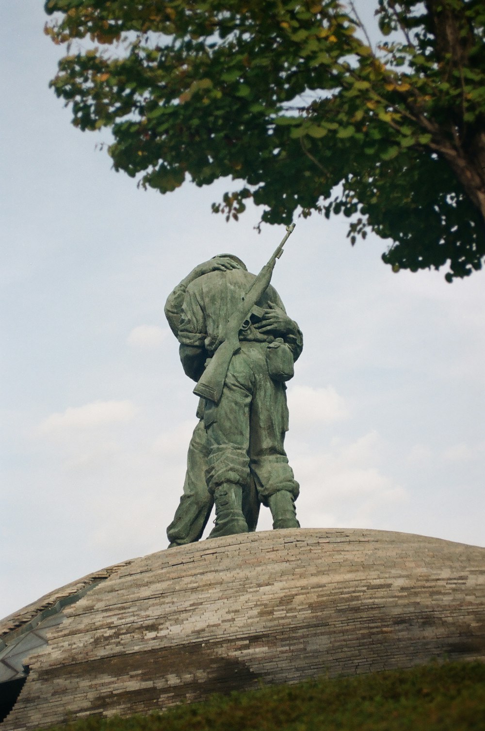 a statue of two soldiers on top of a rock