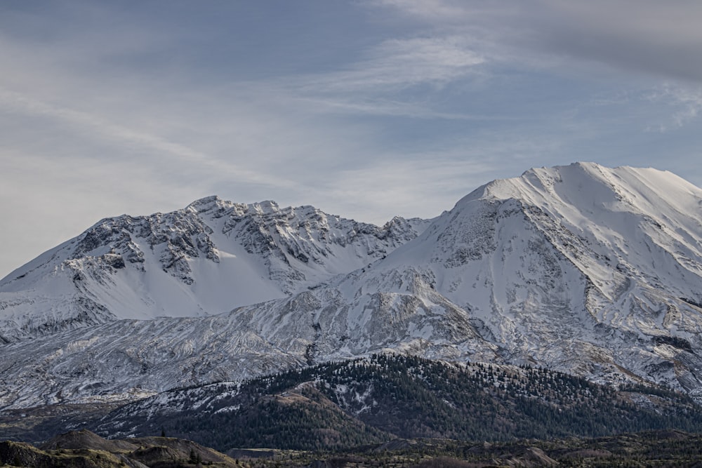 ein großer, schneebedeckter Berg mit einem Himmelshintergrund