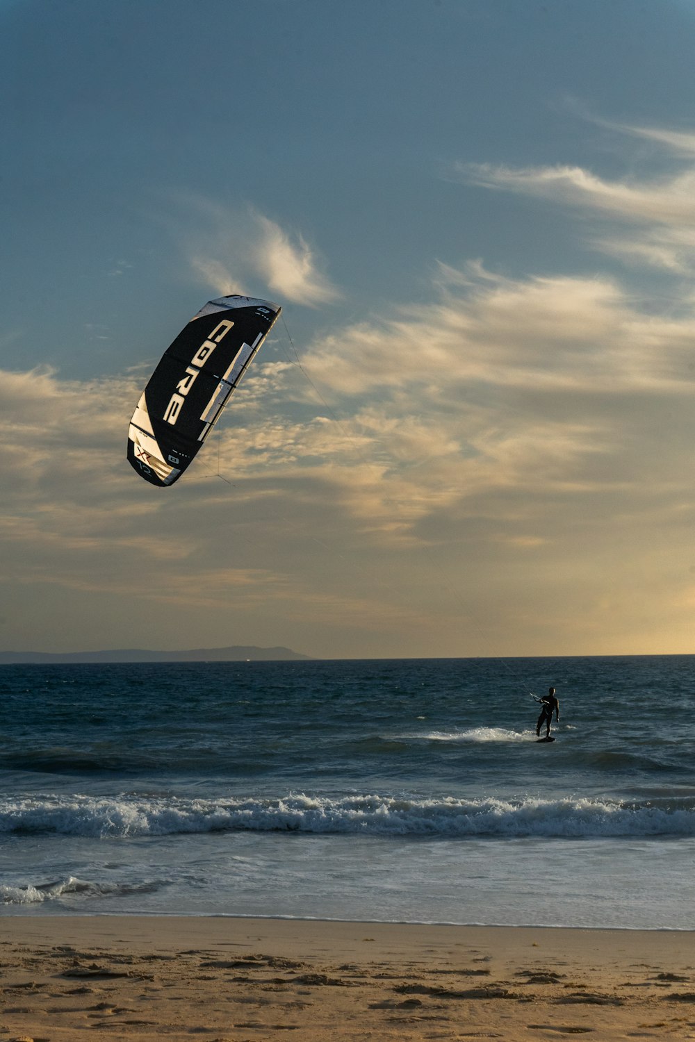 uma pessoa montando uma prancha de surf em cima de uma onda