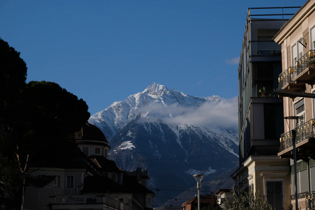 Besneeuwde berg gezien vanuit Merano