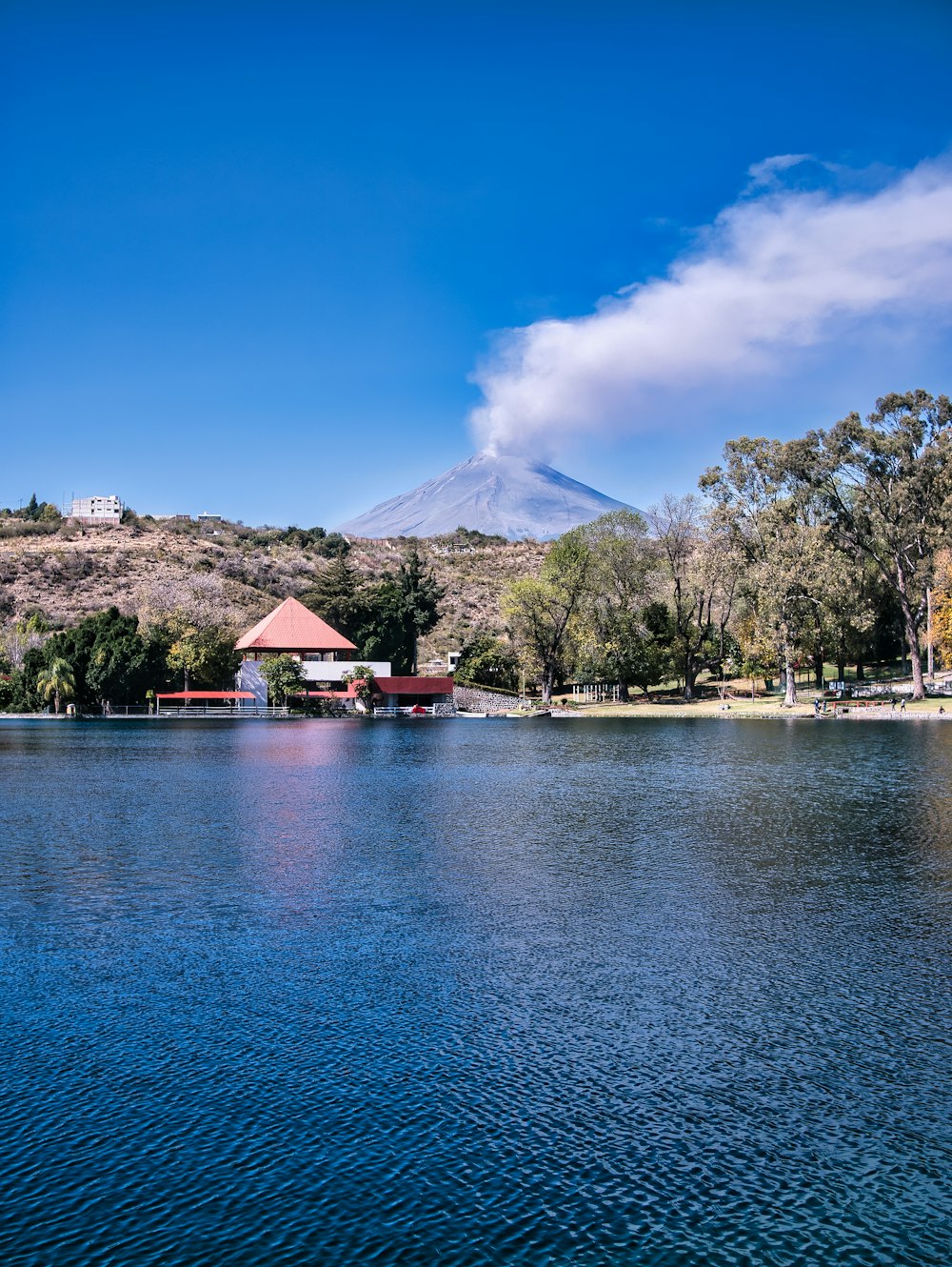 una gran masa de agua con una montaña al fondo