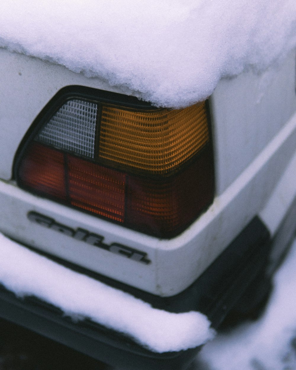 um close up de um carro coberto de neve