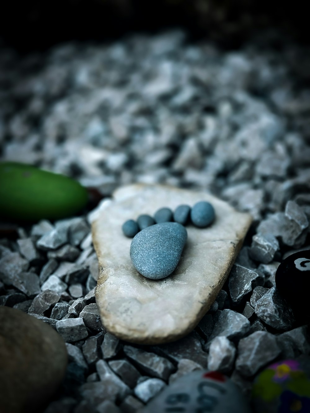 un rocher avec des roches bleues au-dessus