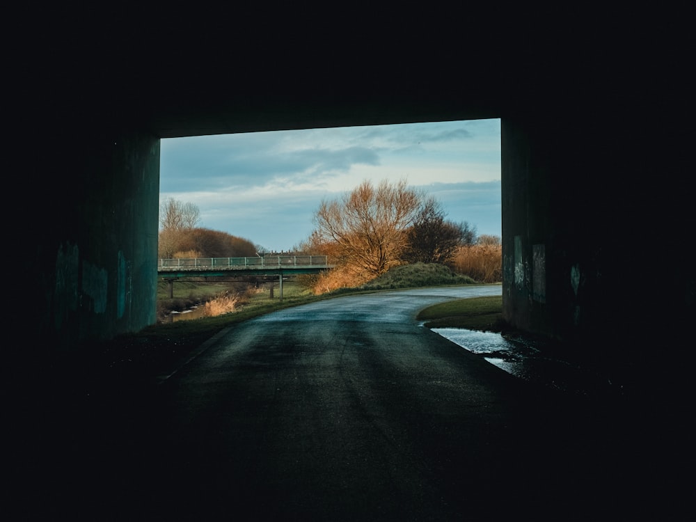 un tunnel buio con una strada che ci entra