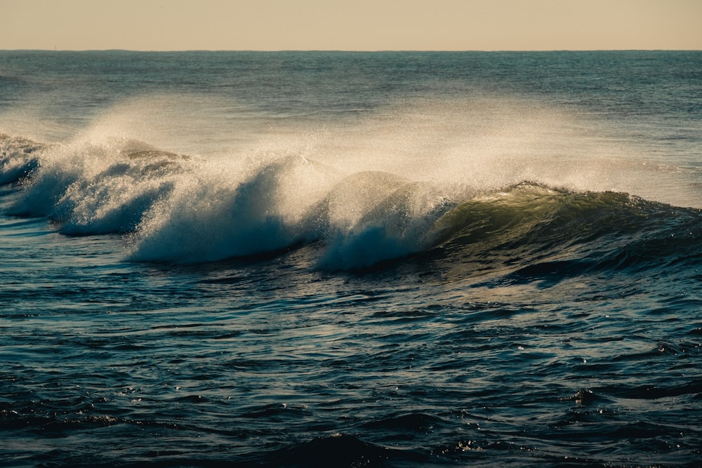 Un grupo de grandes olas en el océano