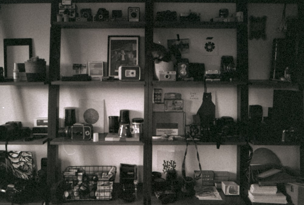 a black and white photo of a bookshelf