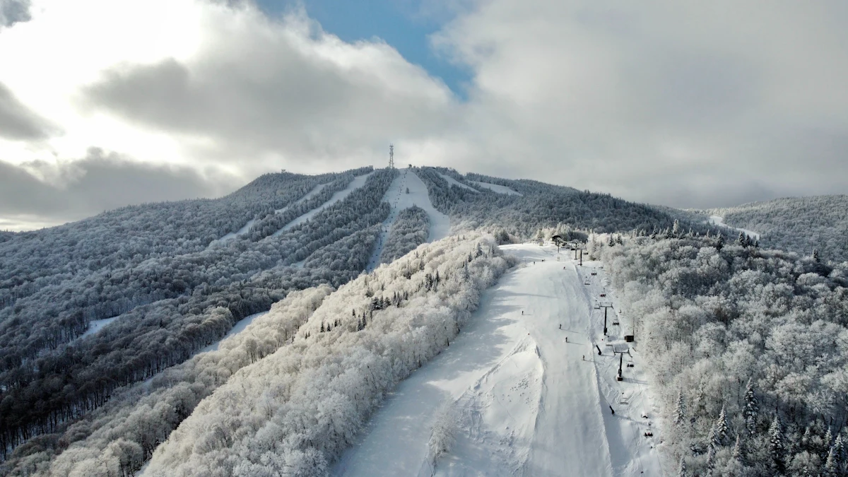 Montagne enneigée et remontée mécanique à Mont-Tremblant
