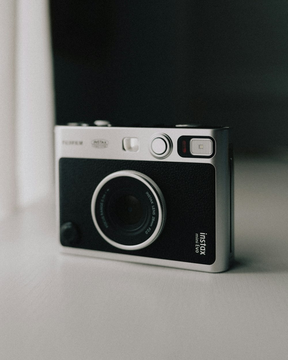Una foto en blanco y negro de una cámara