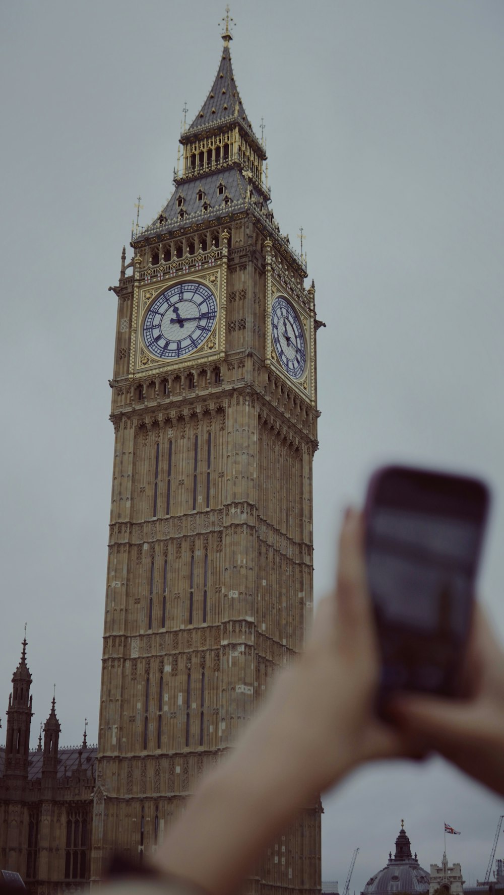 Une personne prenant une photo de la tour de l’horloge Big Ben