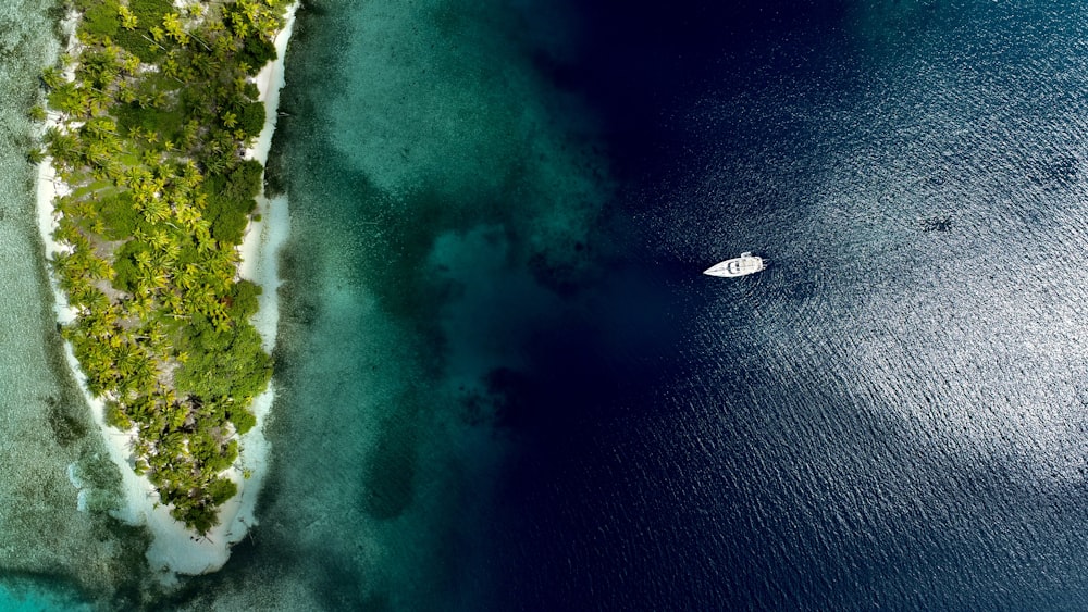 uma vista aérea de uma ilha com um barco na água