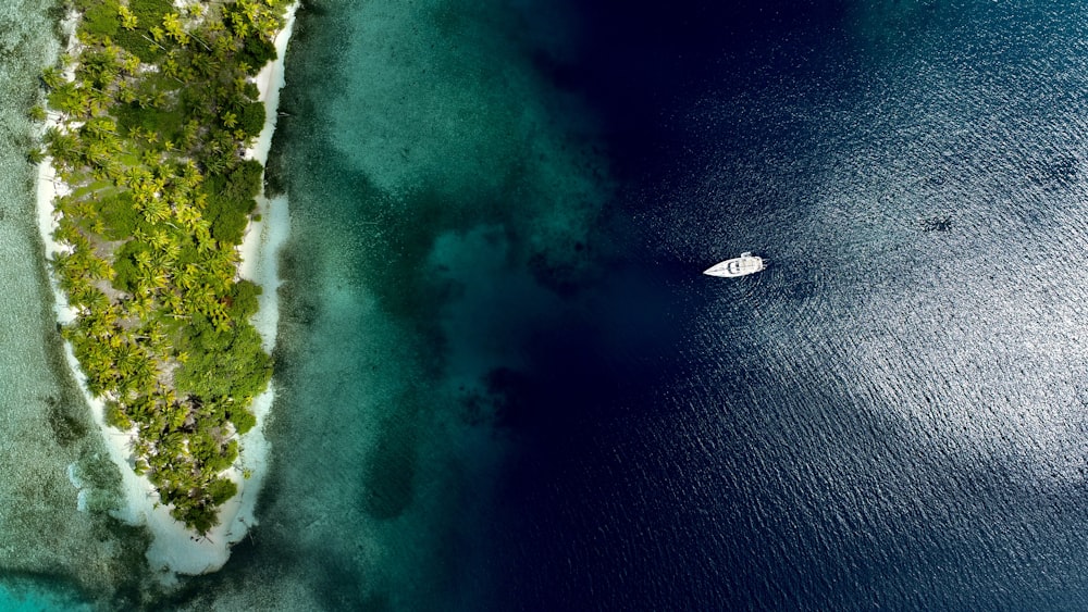 une vue aérienne d’une île avec un bateau dans l’eau