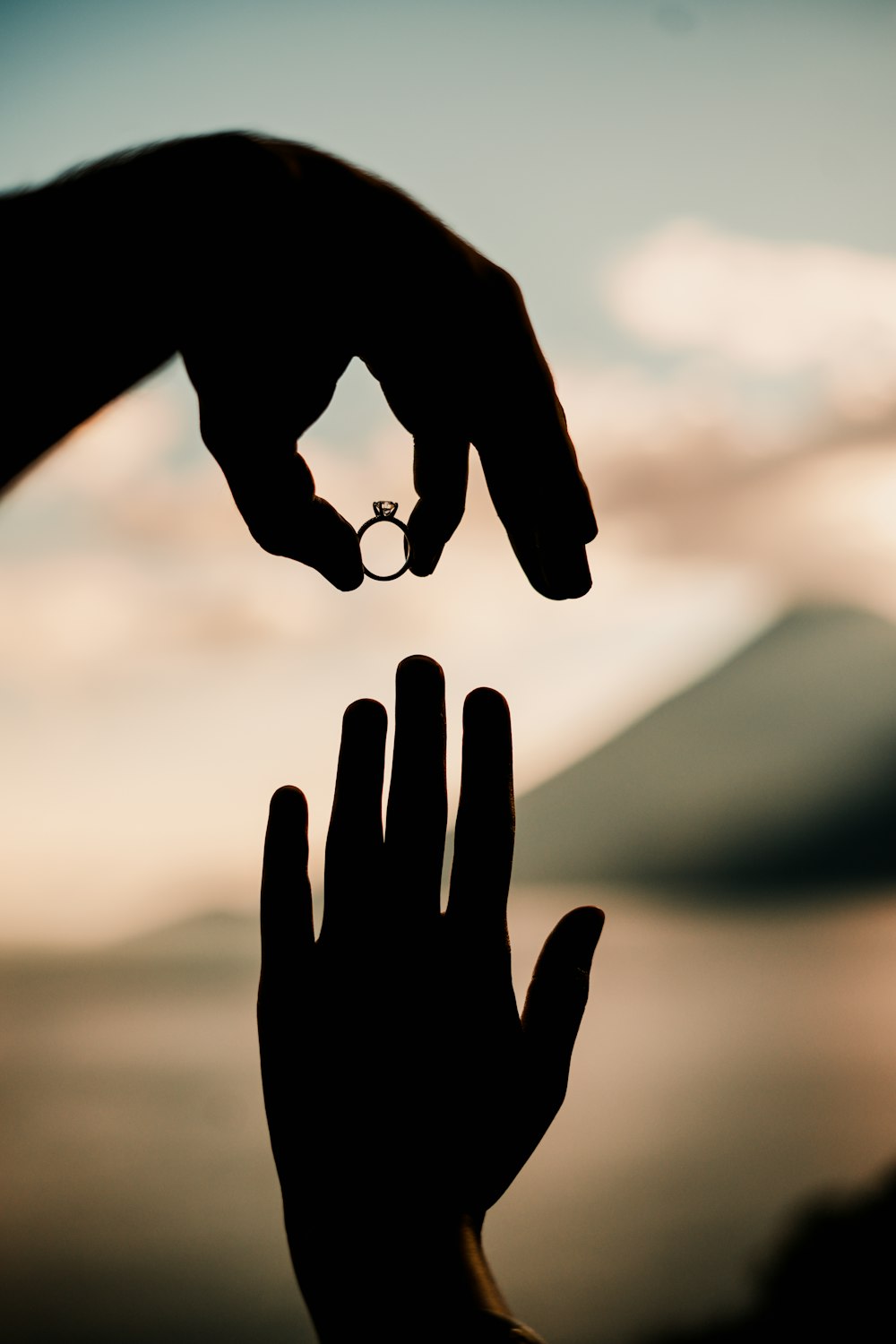 eine Person, die einen Ring in der Hand hält