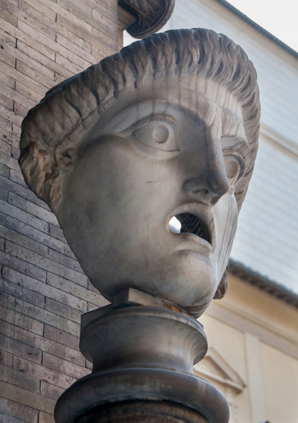 Un primer plano de una estatua de la cabeza de un hombre