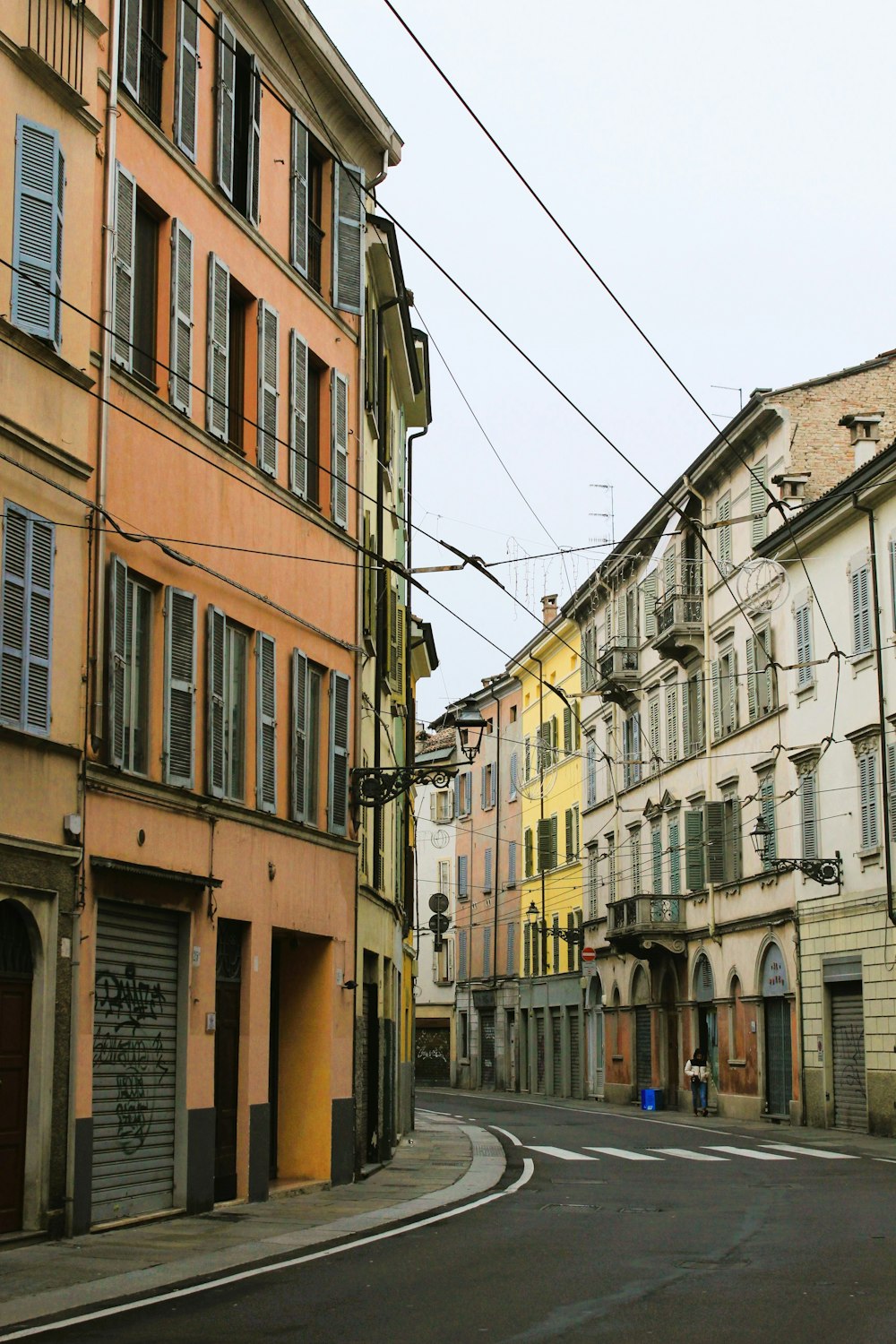 eine Stadtstraße mit Gebäuden auf beiden Seiten