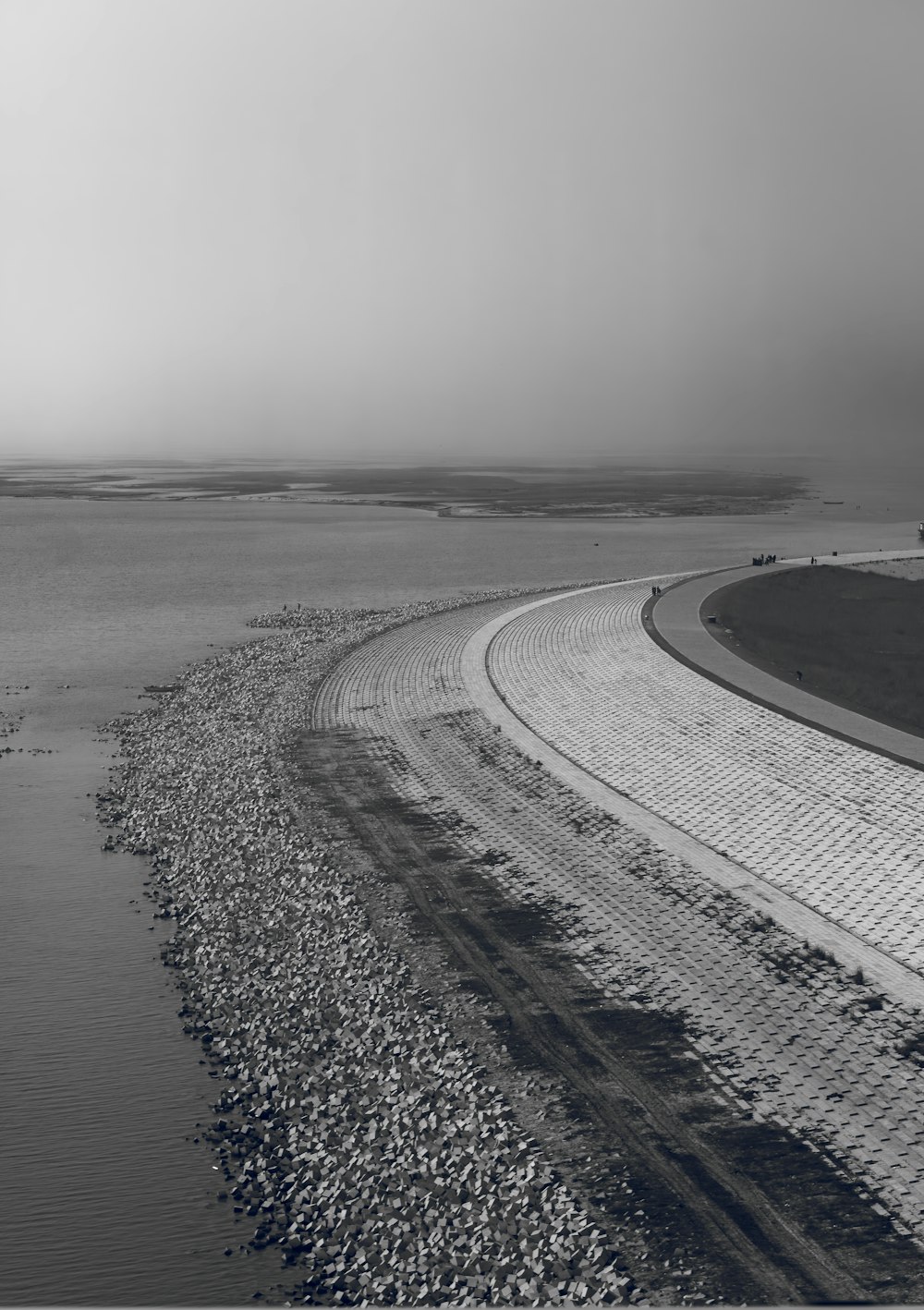 바다 근처 도로의 흑백 사진