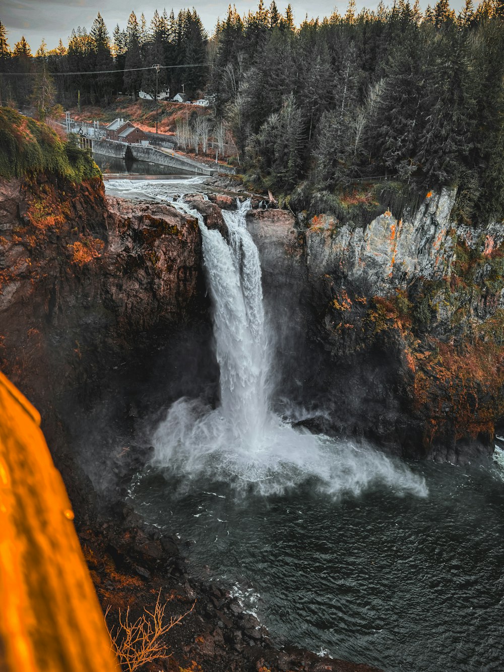 ein Wasserfall, aus dem Wasser austritt