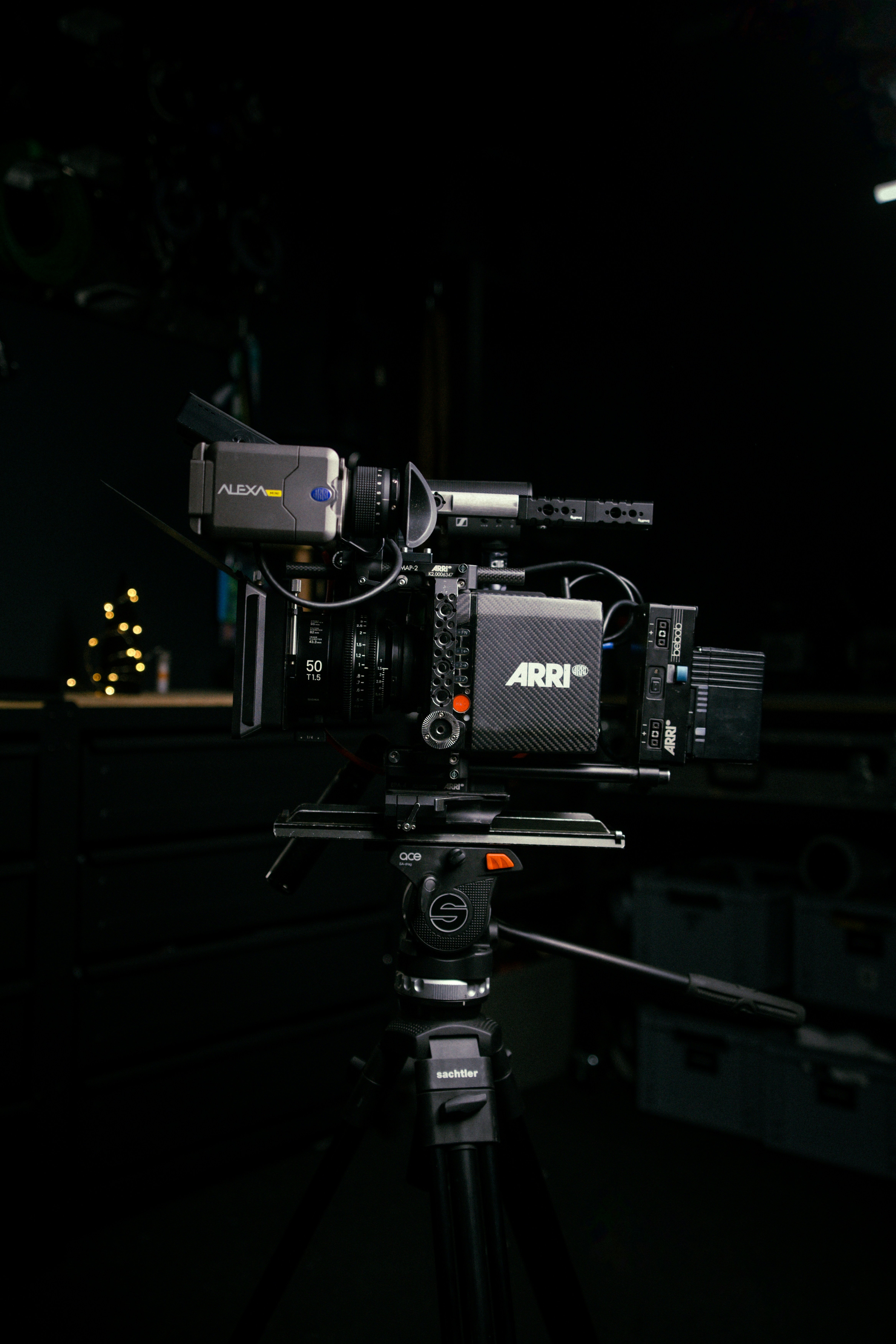 une caméra vidéo posée sur un trépied