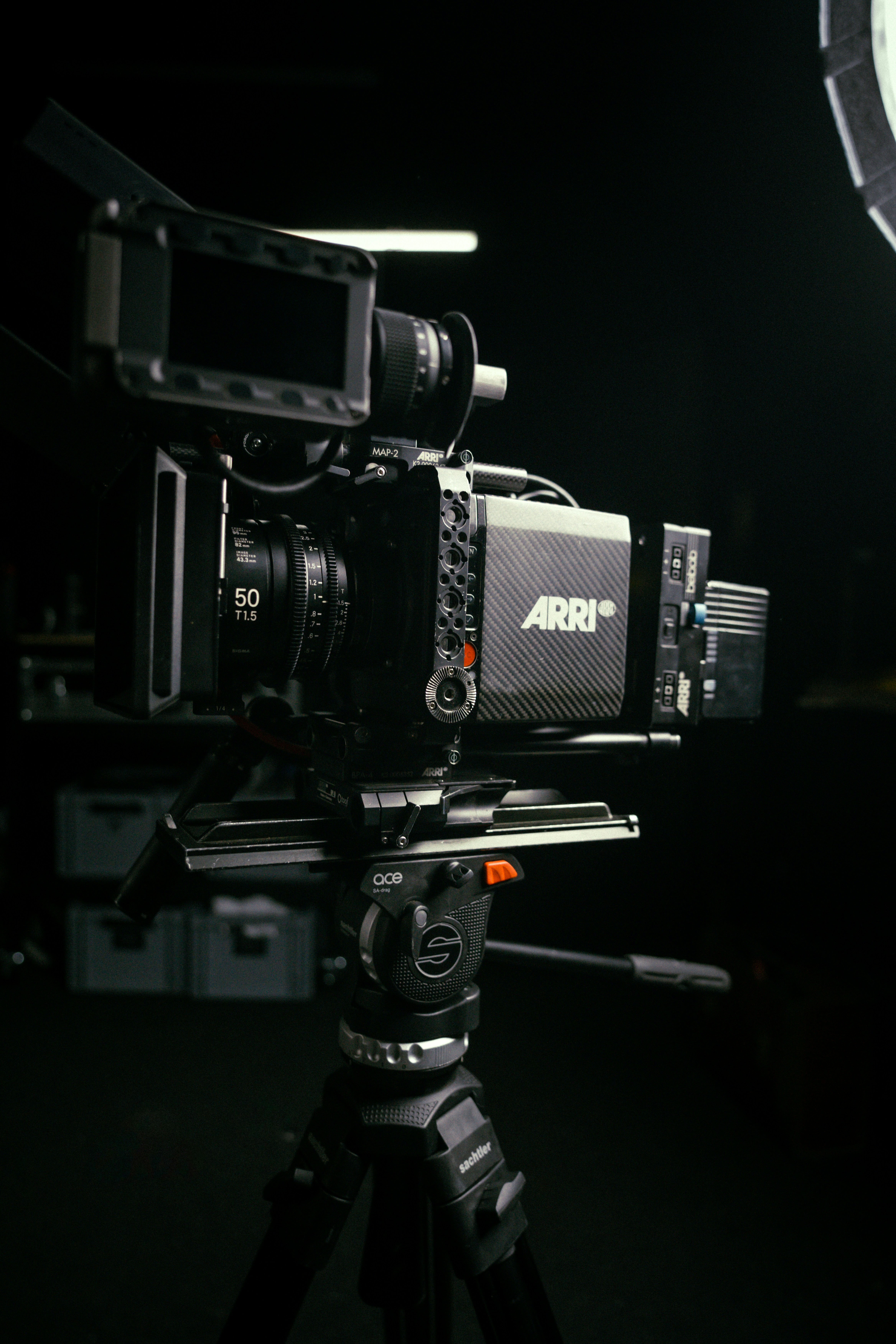 une caméra vidéo posée sur un trépied