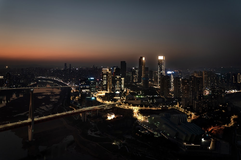 Una vista de una ciudad por la noche desde lo alto de un edificio