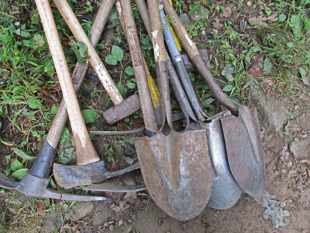 un montón de palas y tenedores tirados en el suelo