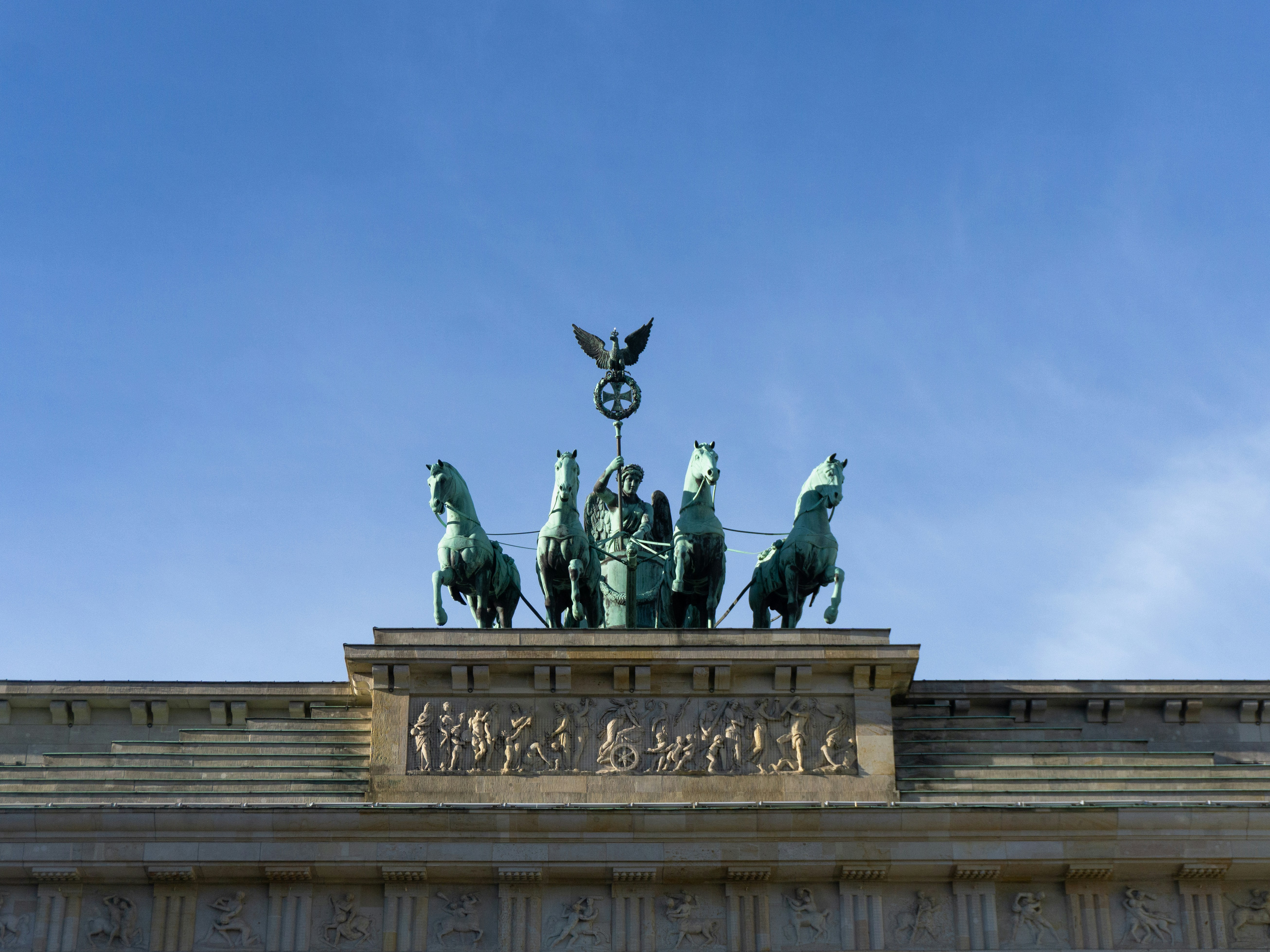 a statue of four horses on top of a building