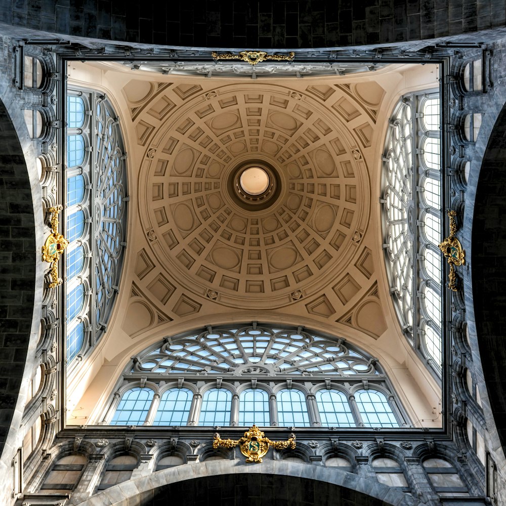 a view of the ceiling of a large building