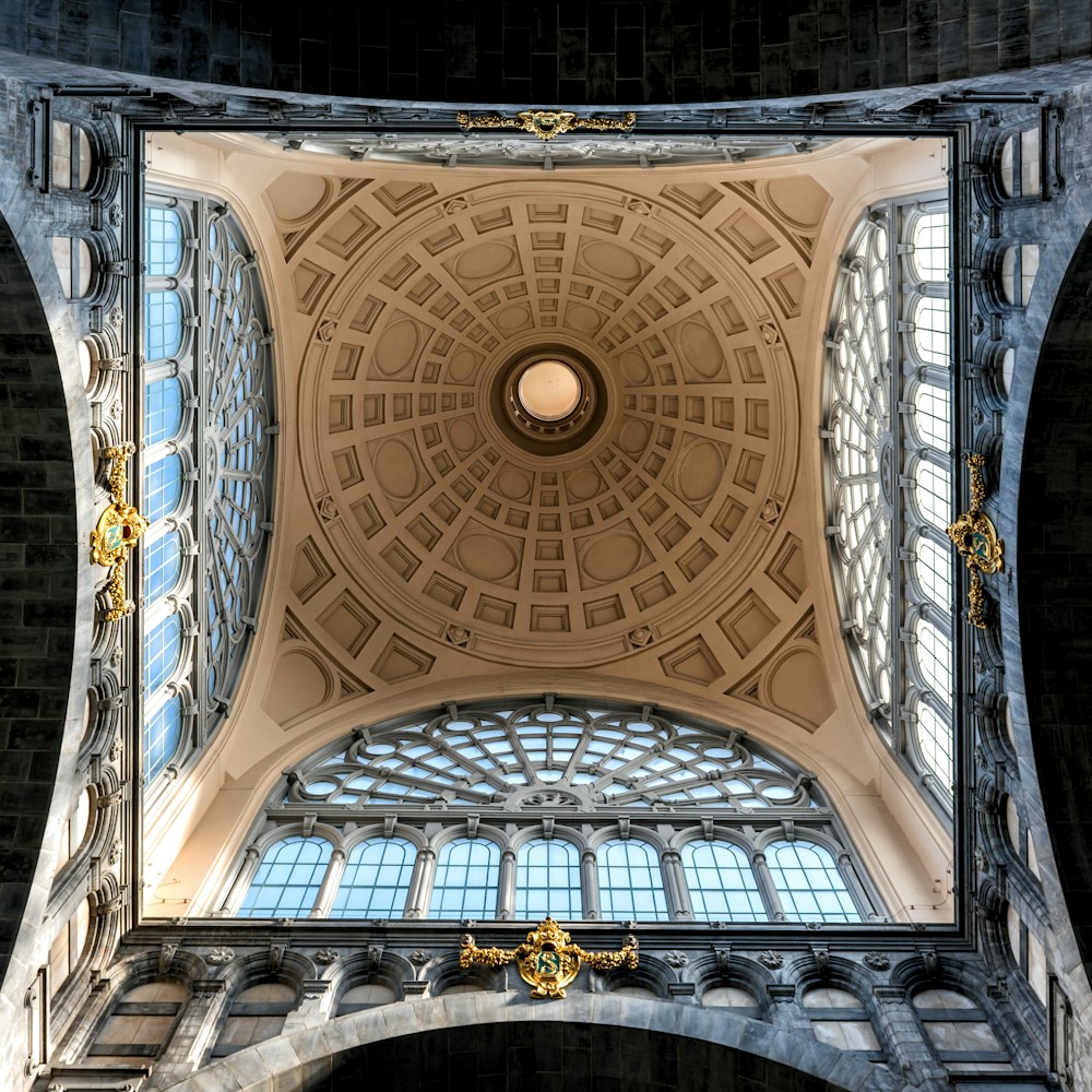 una veduta del soffitto di un grande edificio