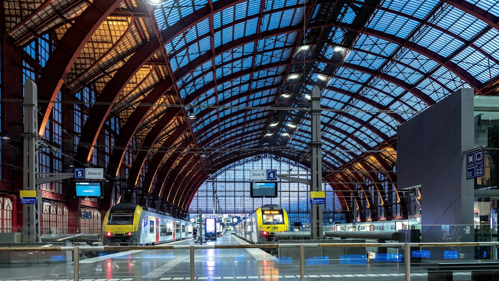 una estación de tren con un tren en las vías