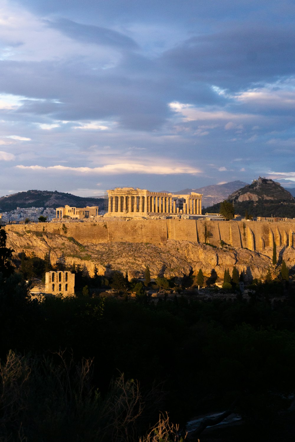a view of the parthenon and parthenon from the acrobat