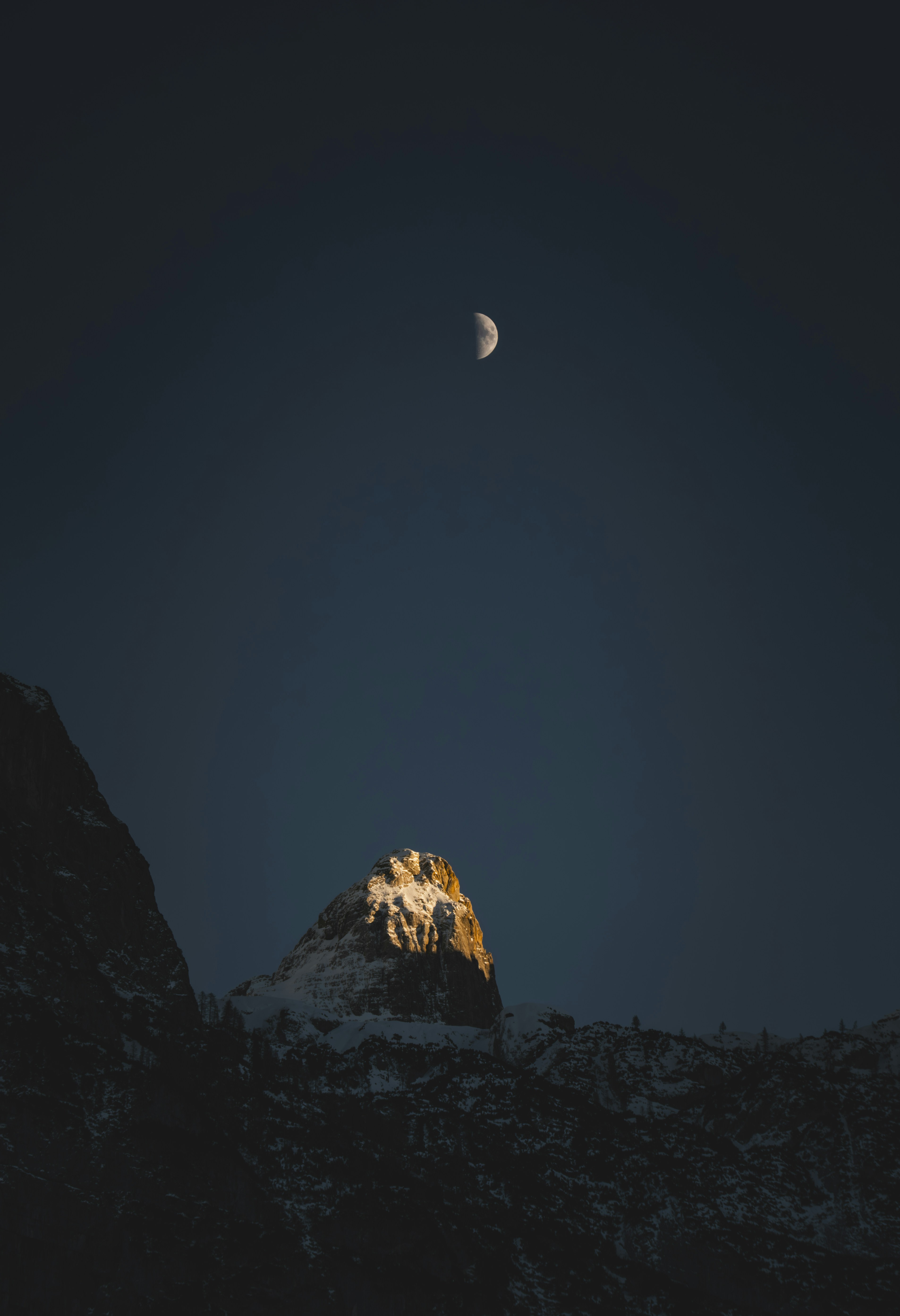 La luna se está poniendo sobre una montaña nevada foto – Imagen de Luna  gratuita en Unsplash, image size:3000x4387