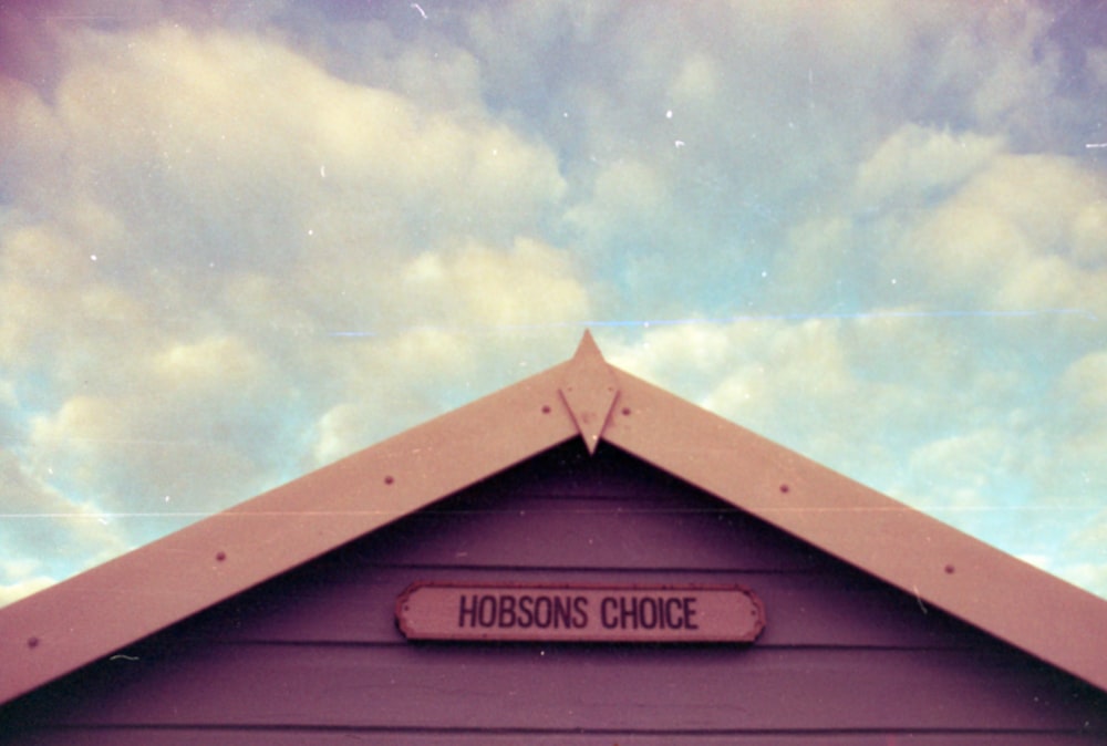 a sign on the side of a building that says hodsons choice