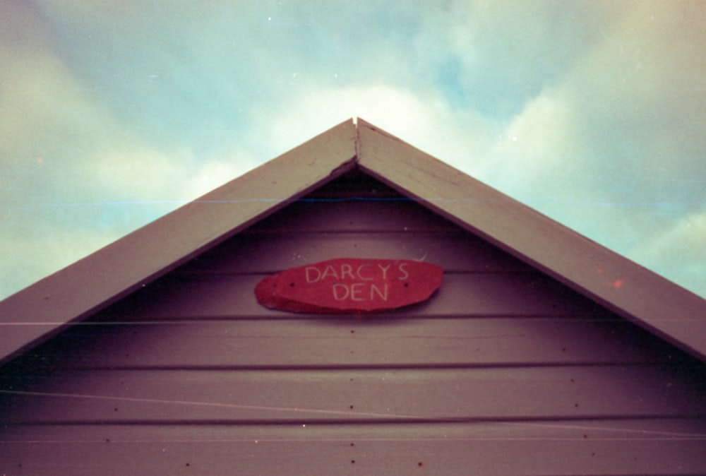 a sign on the side of a building that says dark's den