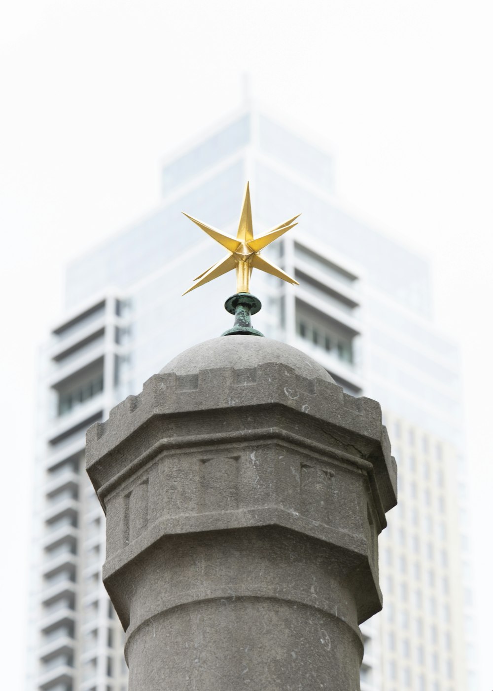 una stella in cima a un edificio in una città