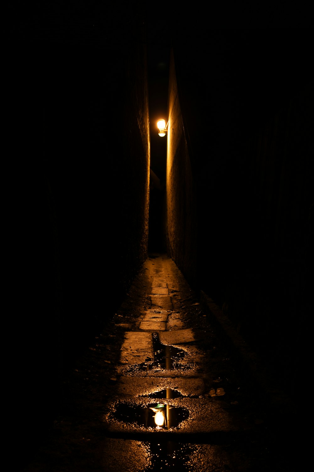 先に光がある暗いトンネル
