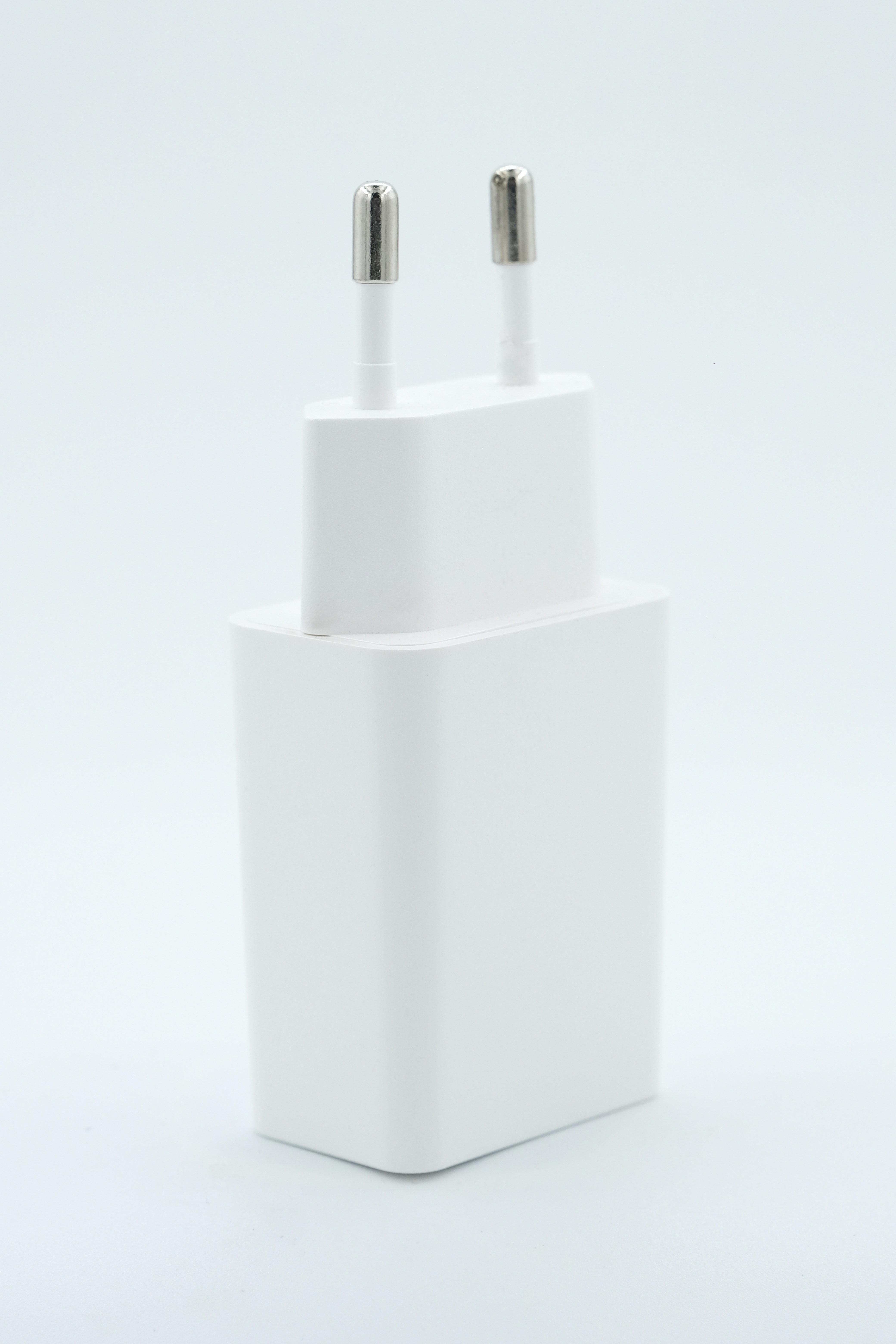 Volta Charger 20 W USB-C PD: kepala charger dinding putih dengan colokan dua kaki di atas latar putih
