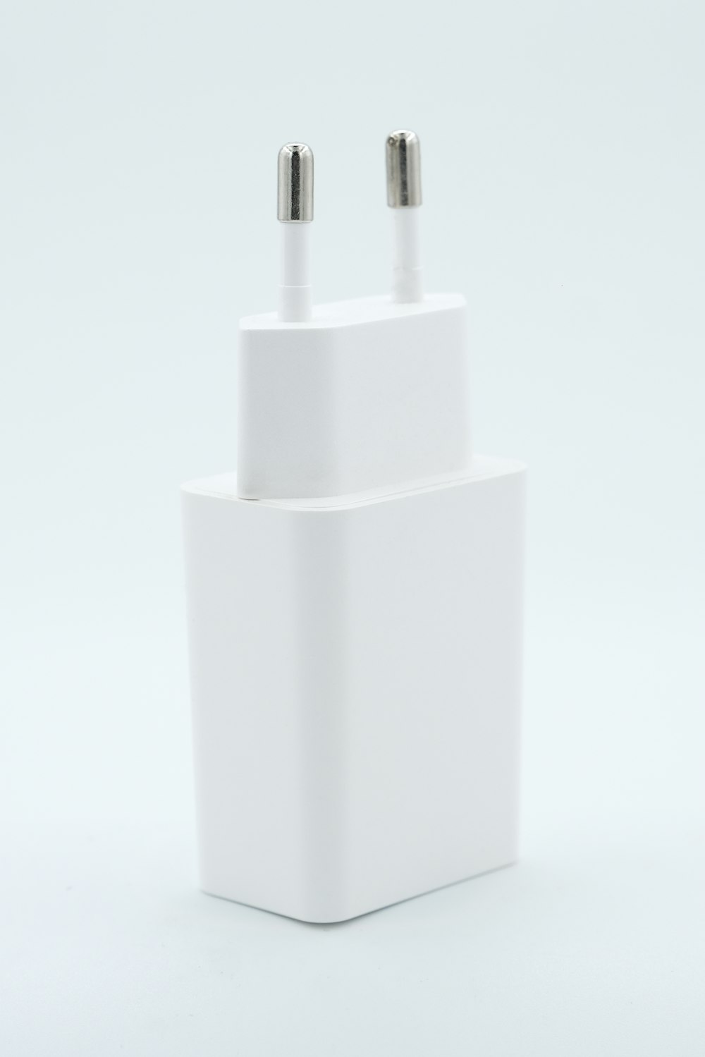 Nahaufnahme eines Apple-Ladegeräts mit zwei Steckern
