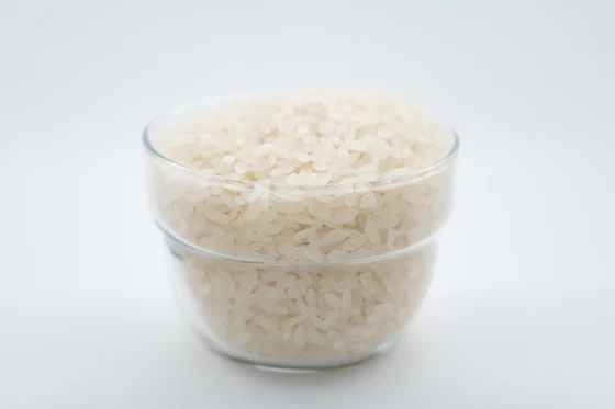 Raw rice grains in a glass bowl