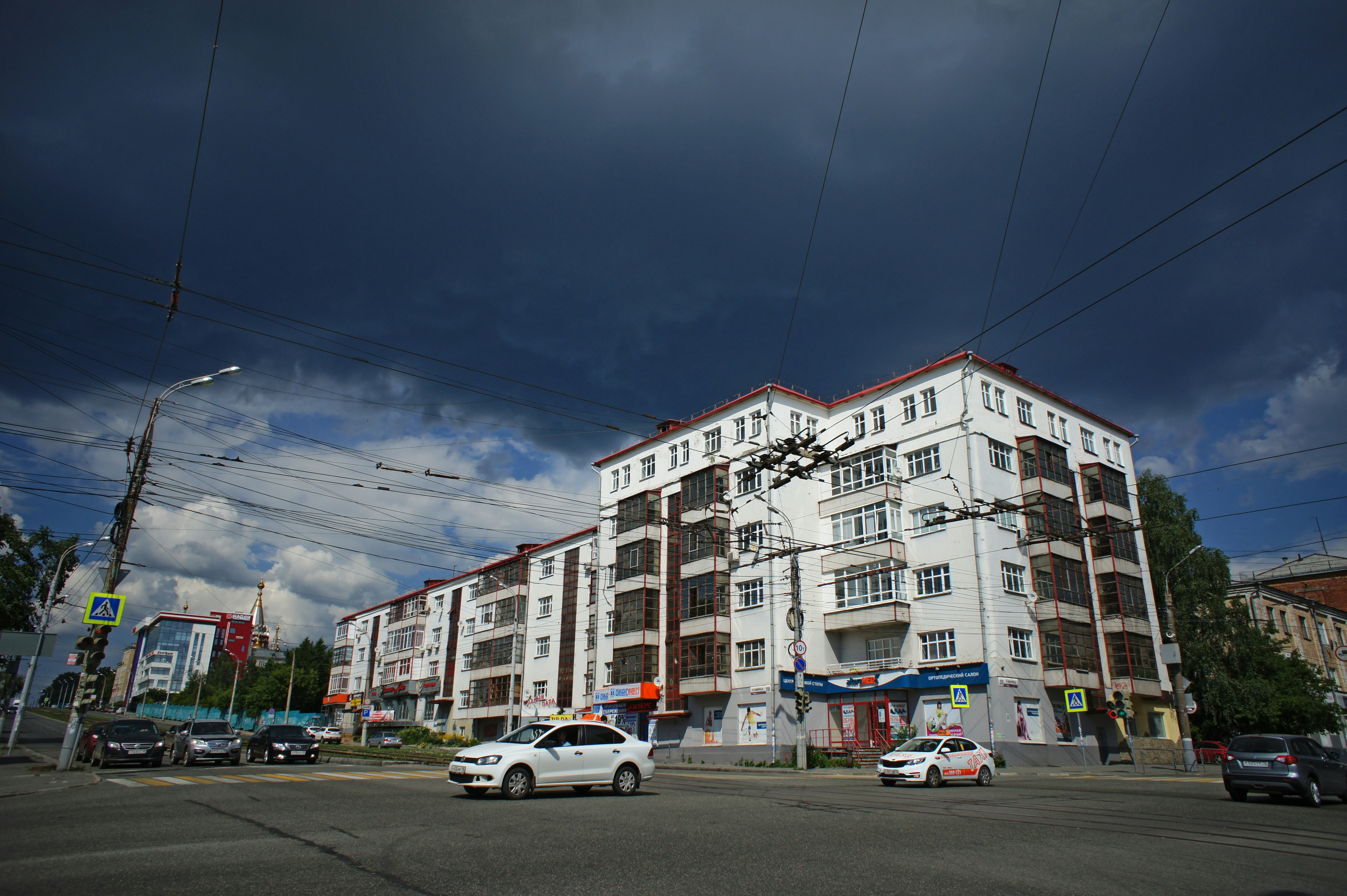 In 1936, an apartment House of Specialists was built on Karl Marx Street. Apartments here were given to doctors, scientists, artists, engineers, law enforcement officers, teachers, in a word - representatives of the Izhevsk intelligentsia