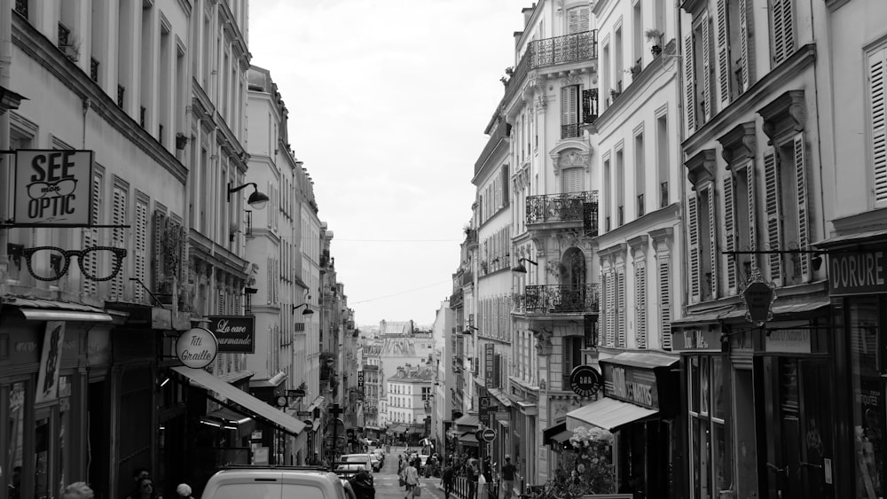 Una foto in bianco e nero di una strada cittadina