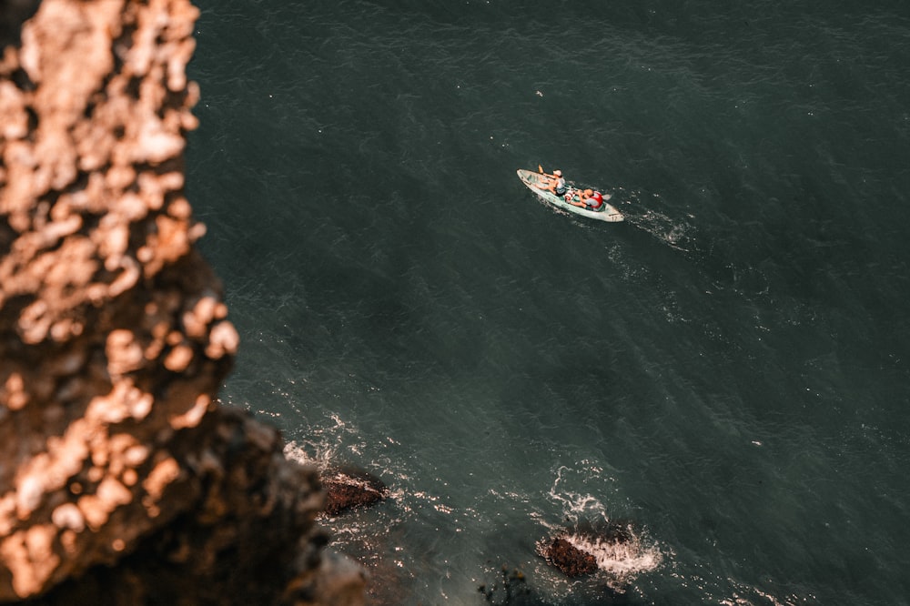 une personne dans un petit bateau sur l’eau