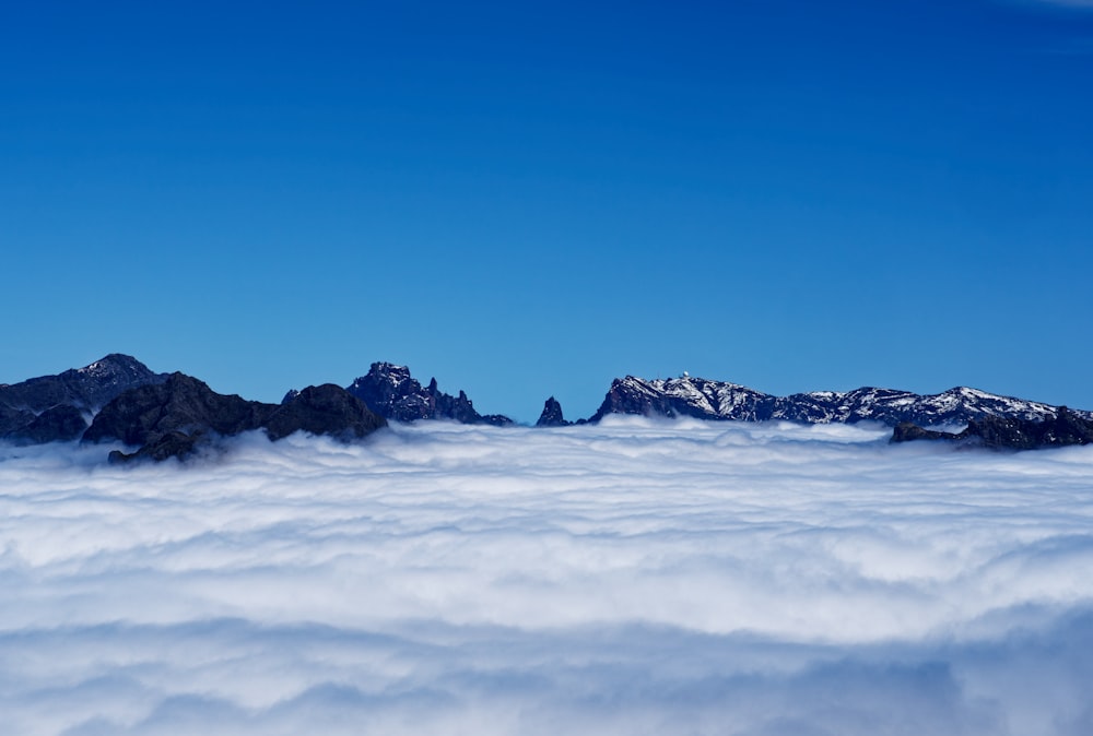 une vue d’une chaîne de montagnes au-dessus des nuages