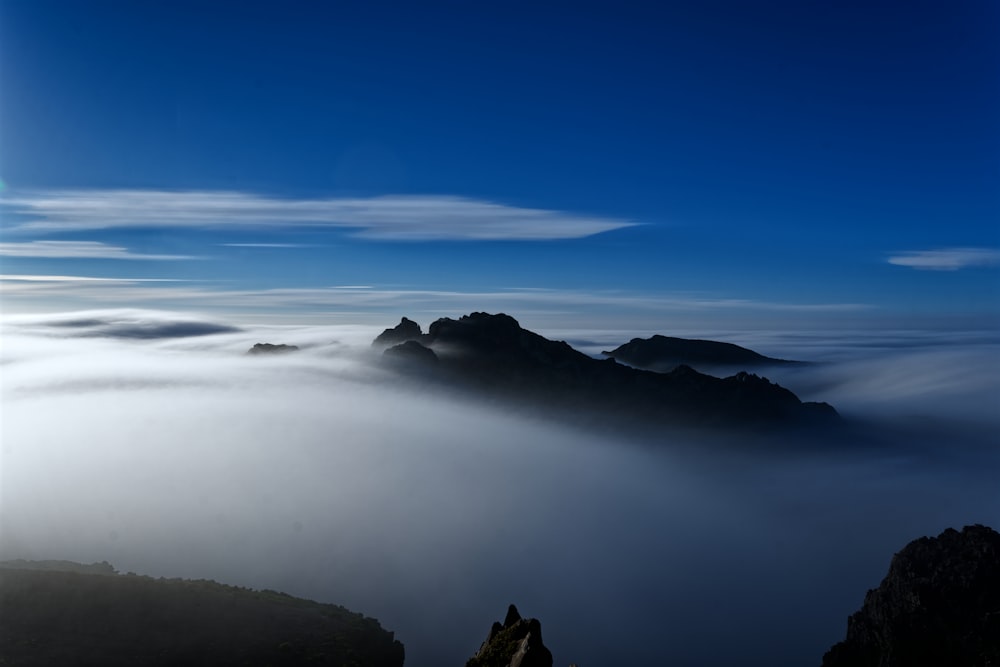 una vista di una montagna coperta di nebbia