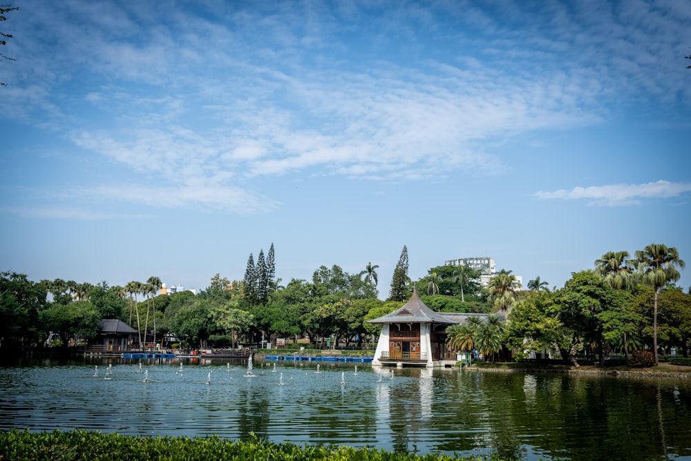 ein See mit einem Pavillon in der Mitte