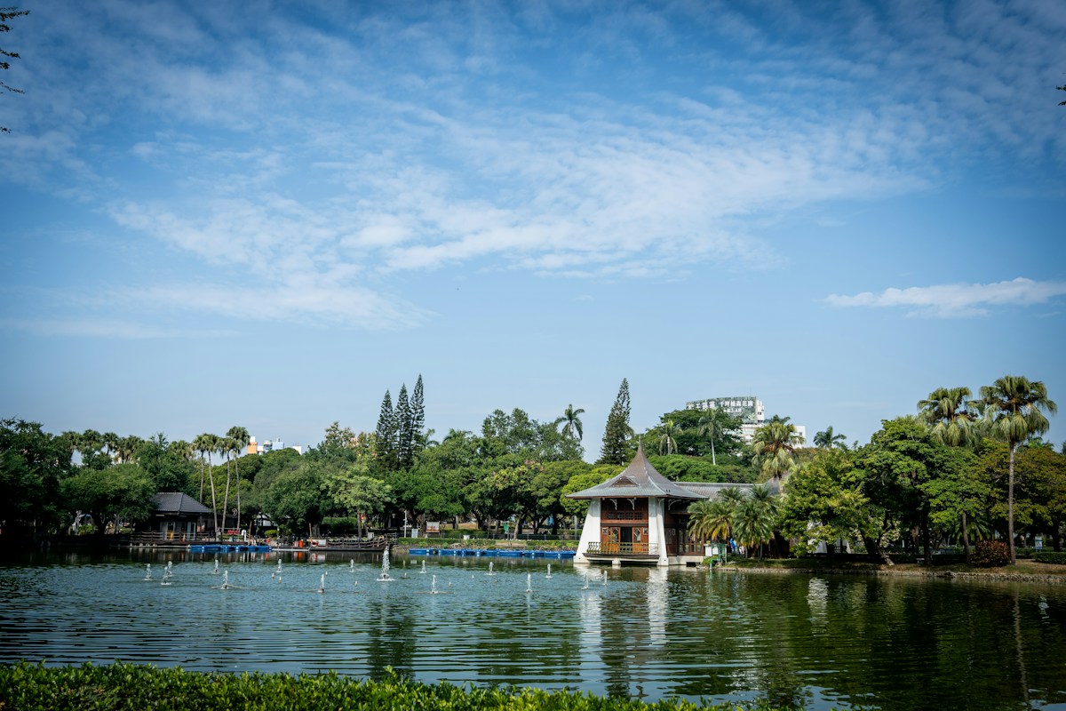 台中公園的湖心亭與湖面，後方是市區建築