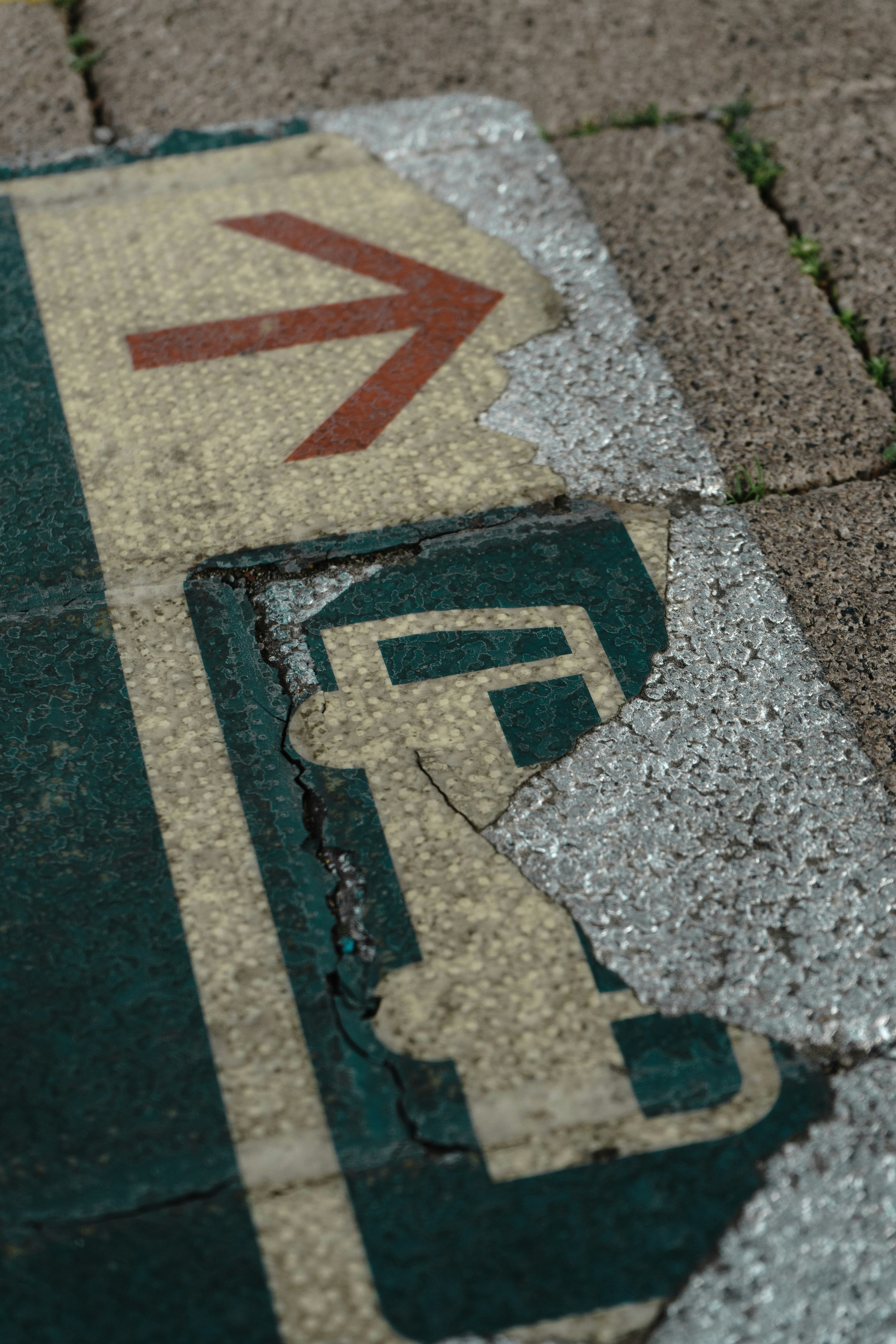 Nahaufnahme eines Straßenschildes auf dem Boden